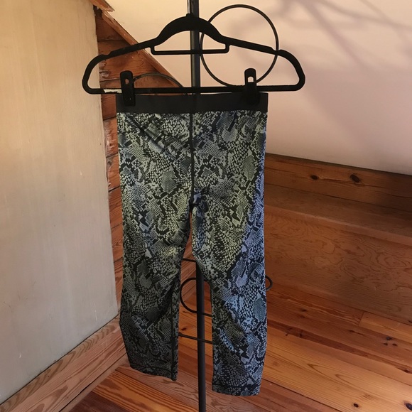 Nike Pro Gray Snakeskin Capris Leggings, EUC, M - Picture 3 of 15
